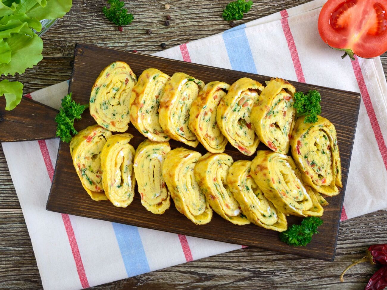 Рулет заворачивается с помощью пергамента