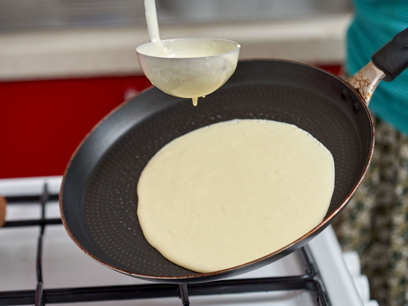 Чтобы избежать появления комочков в тесте, добавлять муку и молоко нужно не сразу, а порциями