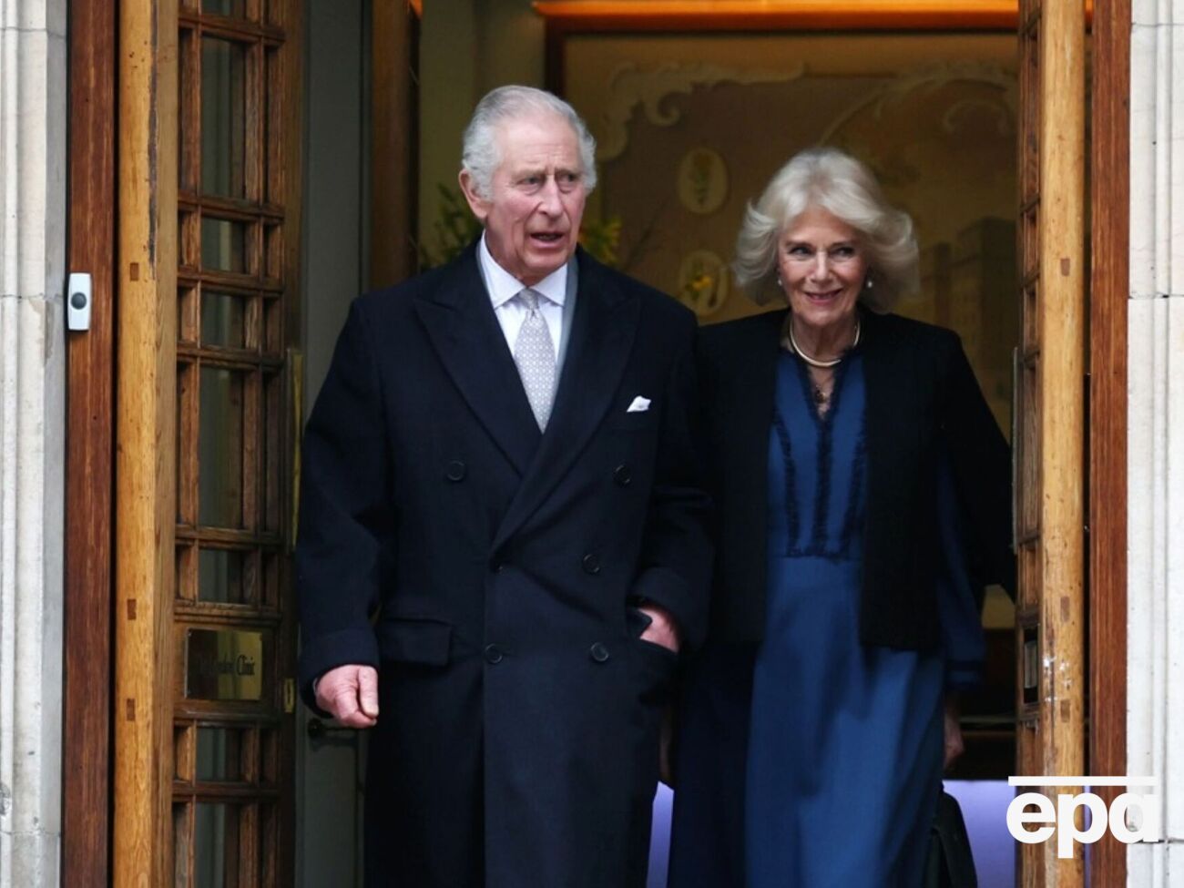 Супруга короля сопровождала его на операцию, а также была рядом с ним в день выписки