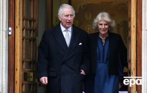 Супруга короля сопровождала его на операцию, а также была рядом с ним в день выписки