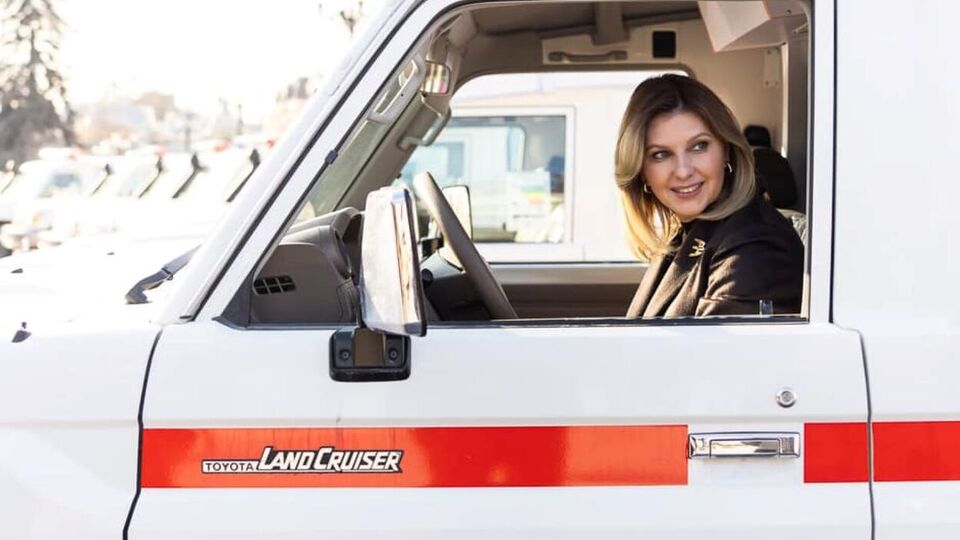 Зеленская: Внутри есть все необходимое для экстренной медицинской помощи и максимально быстрой эвакуации пациентов даже в условиях бездорожья