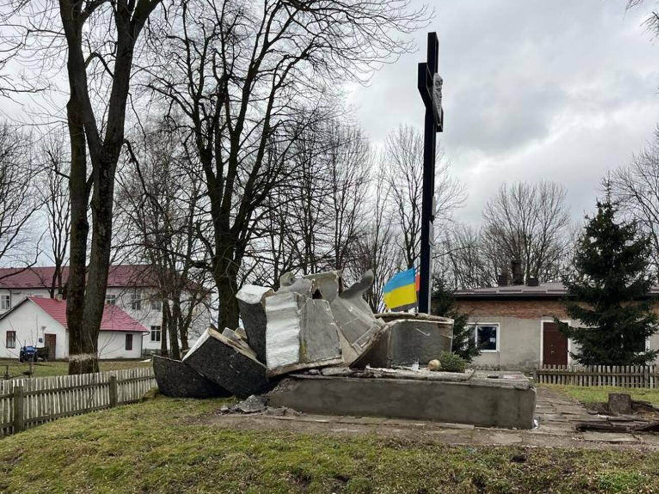 Последний советский памятник во Львовской области был демонтирован в Лопатинской общине