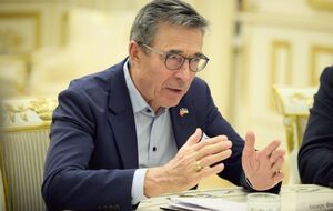 Думка про те, що поки триватиме війна, НАТО не може надати запрошення Україні, дуже небезпечна, вважає Расмуссен