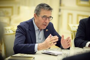 Думка про те, що поки триватиме війна, НАТО не може надати запрошення Україні, дуже небезпечна, вважає Расмуссен