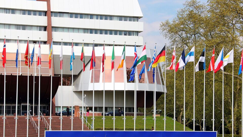 У комітеті ПАРЄ наголосили, що приблизно $300 млрд заморожених активів РФ тепер мають передати "в розпорядження для відновлення України"