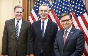 Столтенберг (в центре) в разговоре с руководством Конгресса похвалил США за поддержку Украины