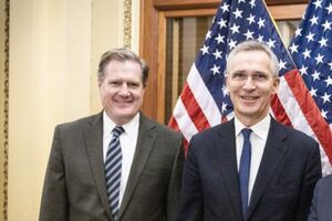 Столтенберг (в центре) в разговоре с руководством Конгресса похвалил США за поддержку Украины