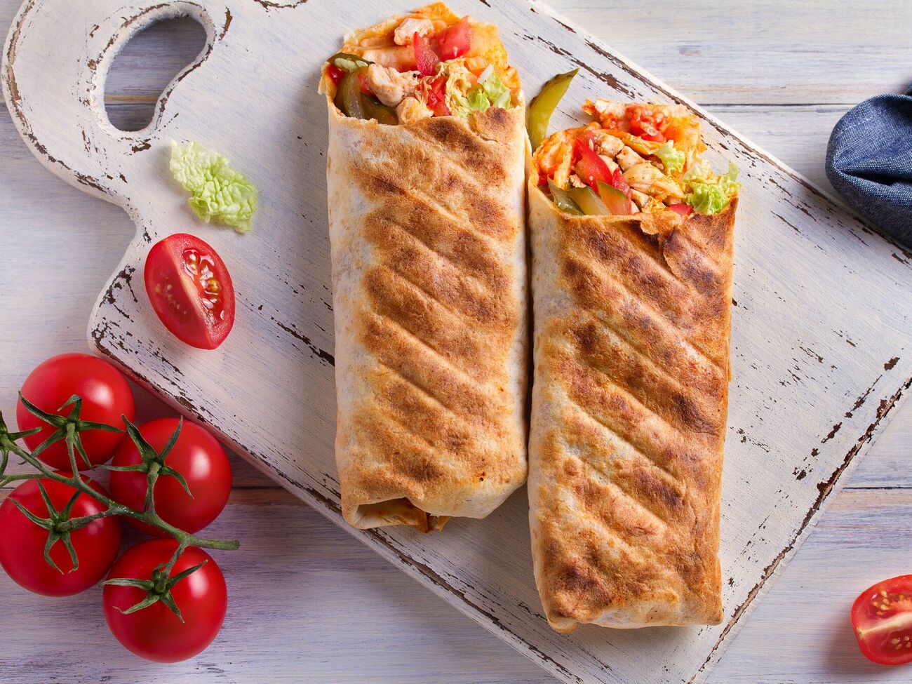 Шаурму перед подачей разрезают