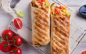 Шаурму перед подаванням розрізають