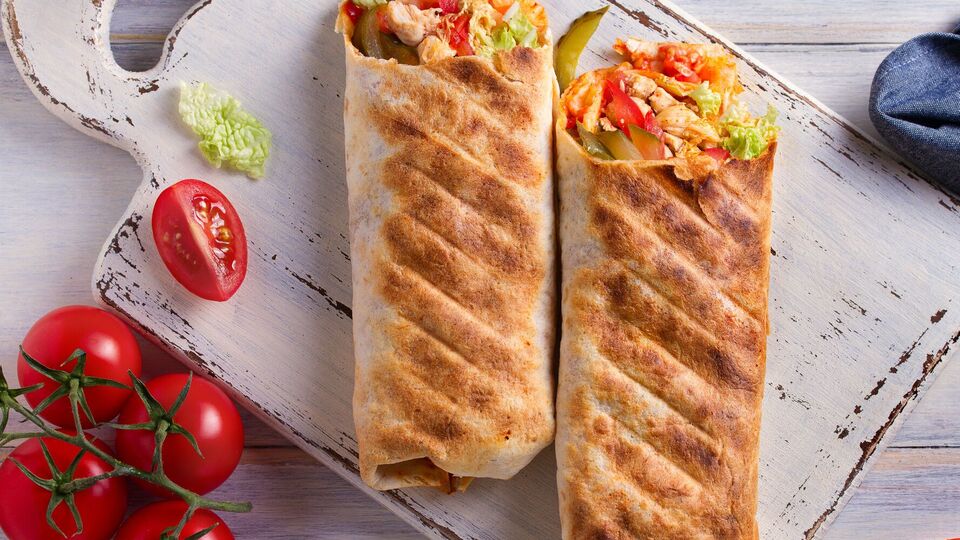 Шаурму перед подачей разрезают