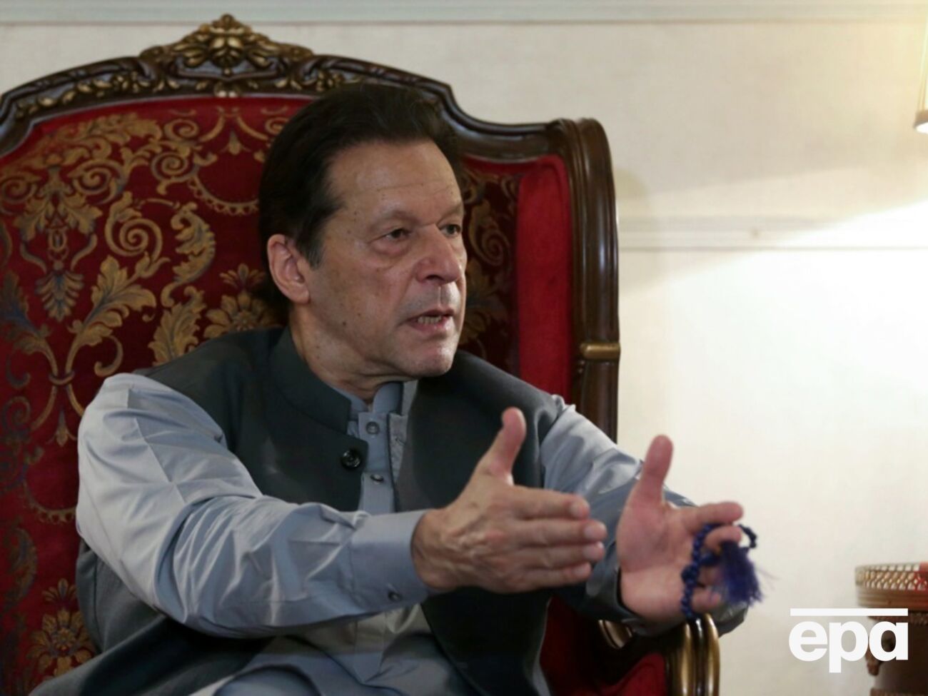 По данным следствия, Хан продал подарки, полученные во время премьерства