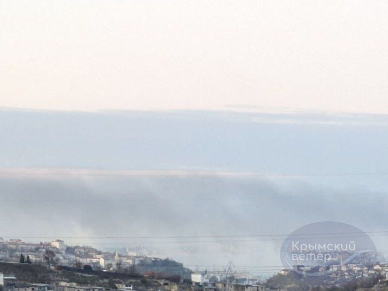 У Севастополі здійнявся дим над бухтою