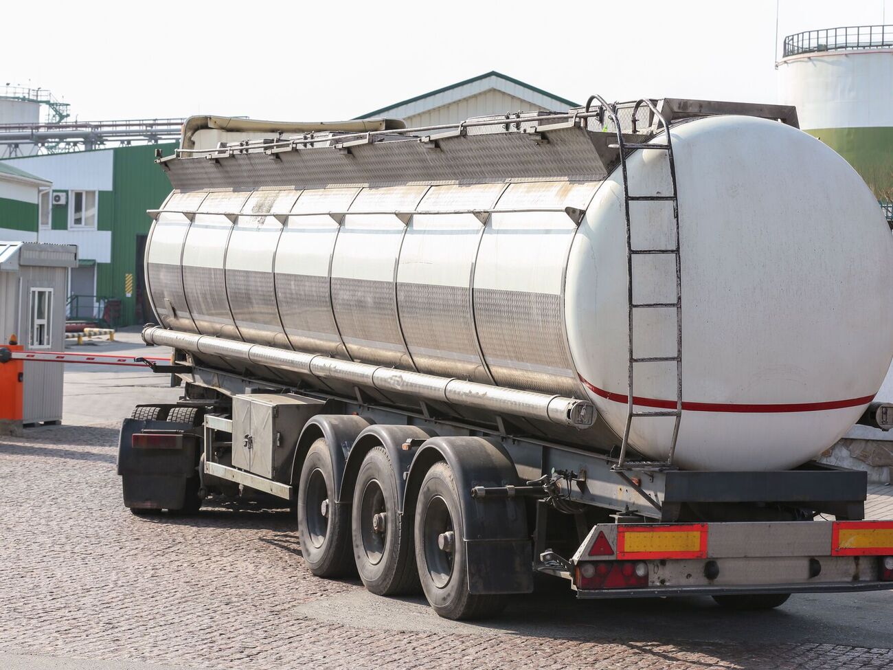 Агентство уклало сім контрактів на закупівлю пально-мастильних матеріалів для ЗСУ