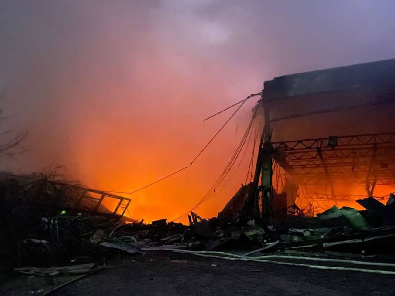 Фабрику з виробництва тактичного одягу в Києві зруйнували три крилаті ракети РФ