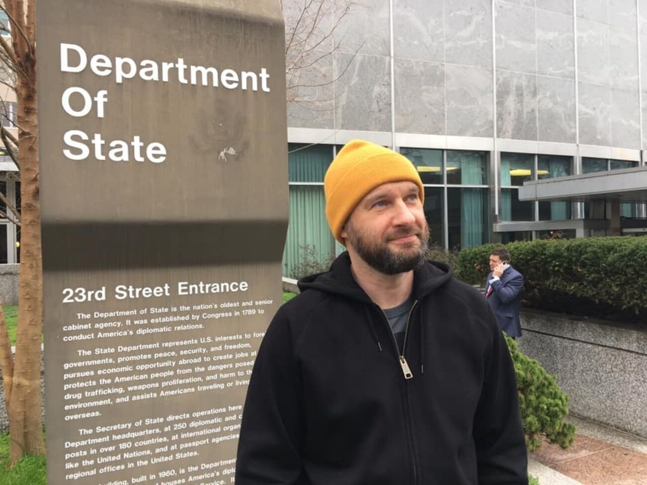 Медведев боится, что пацаны его своим не признают, поэтому оскорбил всех французов. При том, что более русофильской нации в Европе, наверное, не найти