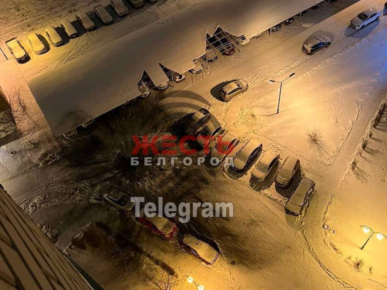 В Белгороде во дворе жилого дома образовалась воронка