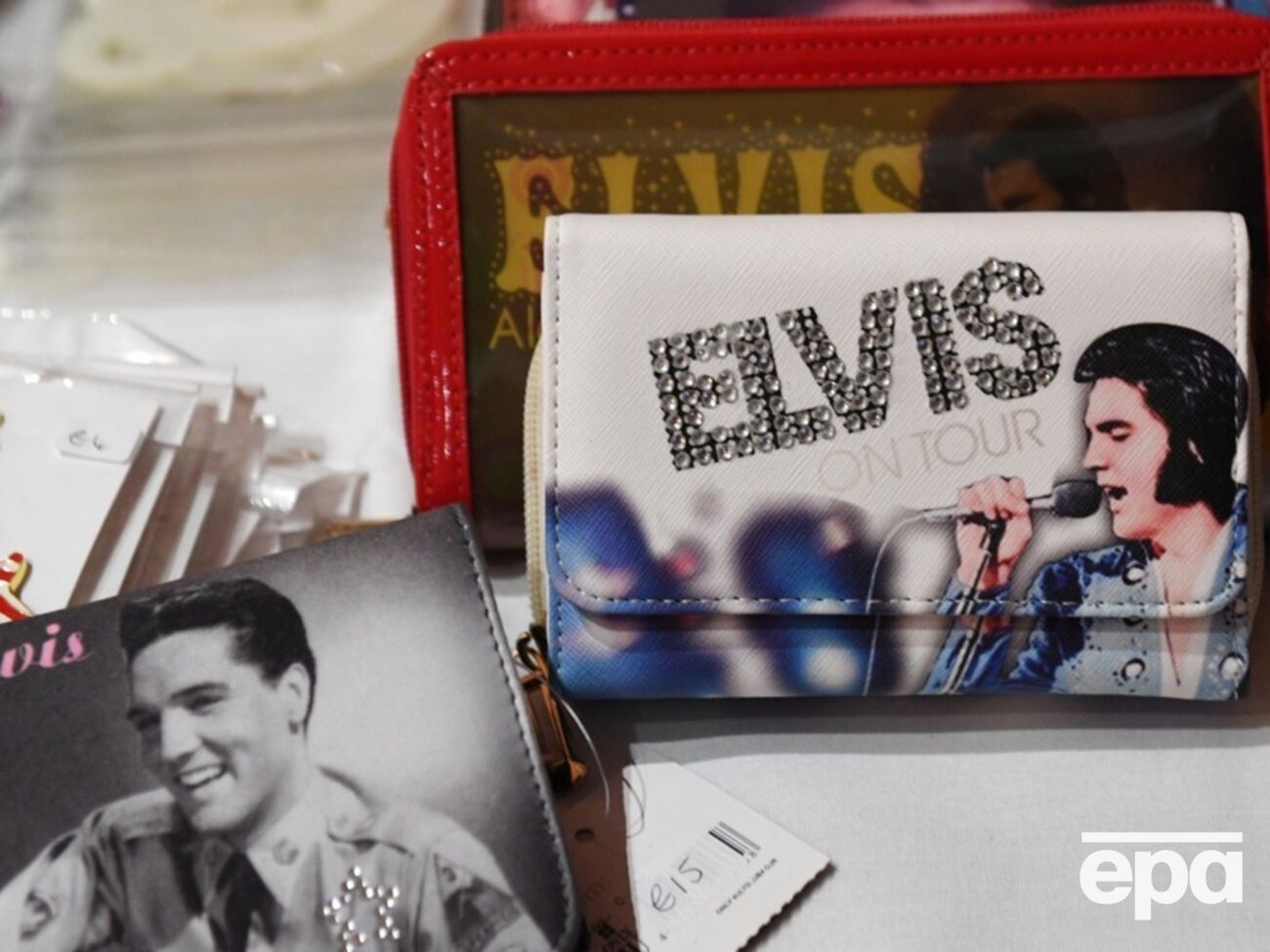 голографические проекции создадут из тысяч личных фотографий и домашних видеозаписей Пресли