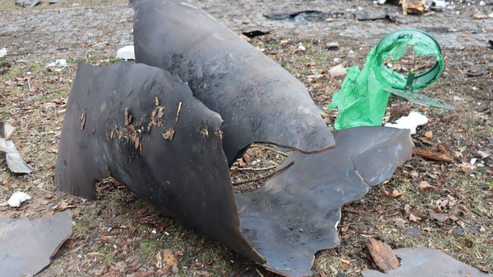 Фахівці проводять дослідження, щоб встановити країну-виробника ракети, якою РФ вдарила по Харкову, зазначили в ОВА