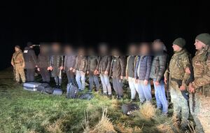 10 мужчин из разных регионов Украины, связавшись с организатором, "наняли" паром в Молдову, отметили в ГПСУ