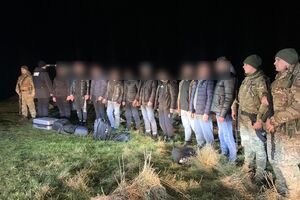 10 чоловіків із різних регіонів України, зв'язавшись з організатором, "найняли" пором до Молдови, зазначили в ДПСУ