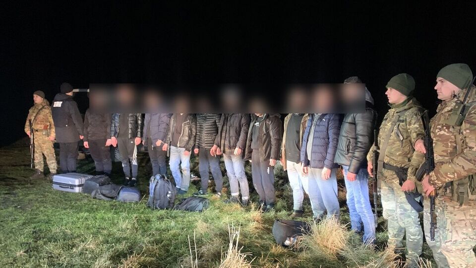 10 мужчин из разных регионов Украины, связавшись с организатором, "наняли" паром в Молдову, отметили в ГПСУ