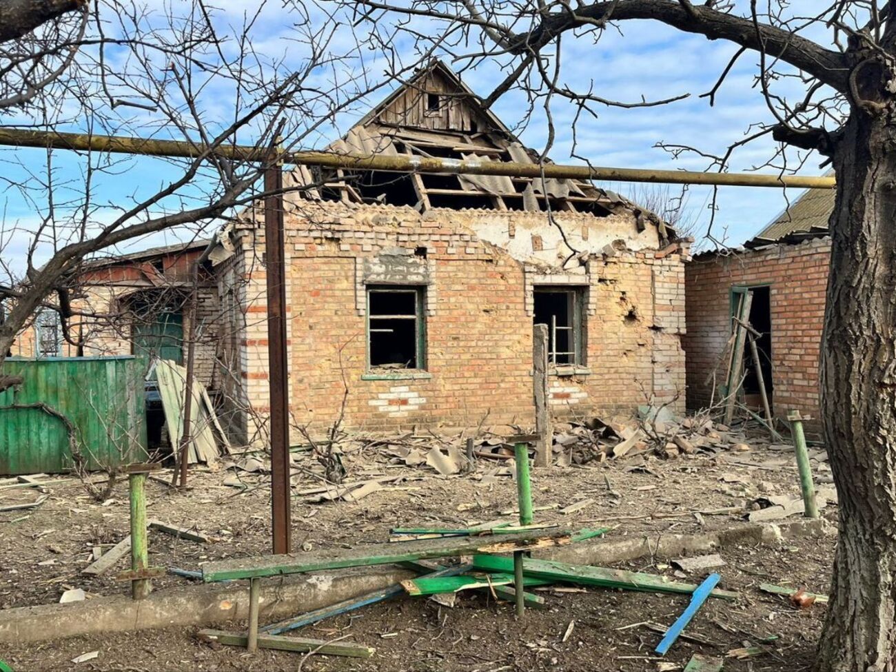 У місті пошкоджено 13 приватних будинків і шість господарських будівель
