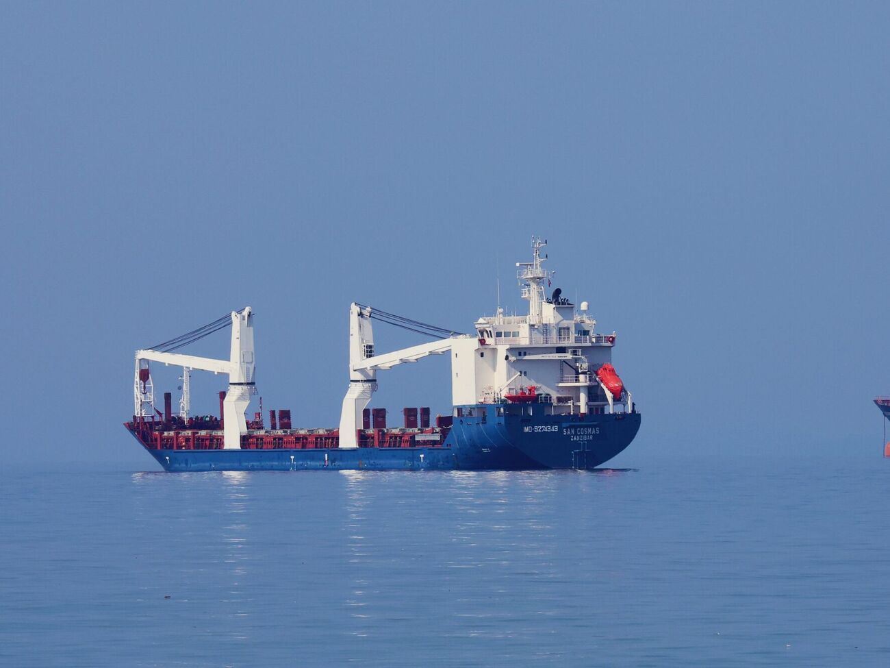 Расследователи идентифицировали судно, груз и компании, которые вместе с россиянами совершают в Украине военные преступления