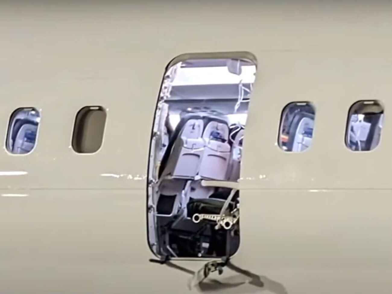 Літак здійснив вимушене приземлення з відірваними дверима