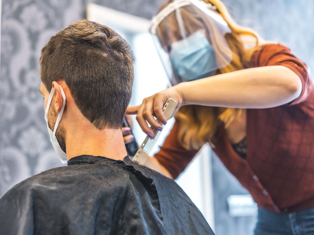 В ВОЗ советуют использовать маски, вентиляцию и дистанцирование, чтобы уменьшить риск заражения