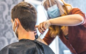 В ВОЗ советуют использовать маски, вентиляцию и дистанцирование, чтобы уменьшить риск заражения