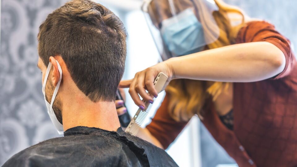 У ВООЗ радять використовувати маски, вентиляцію й дистанціювання, щоб зменшити ризик зараження