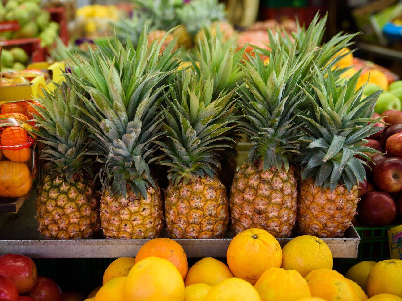 Спелый фрукт должен сладко и сильно пахнуть ананасом