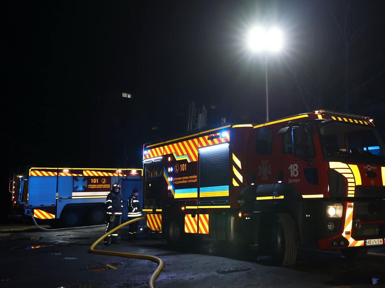 На месте прилета работают спасатели, отметили местные власти