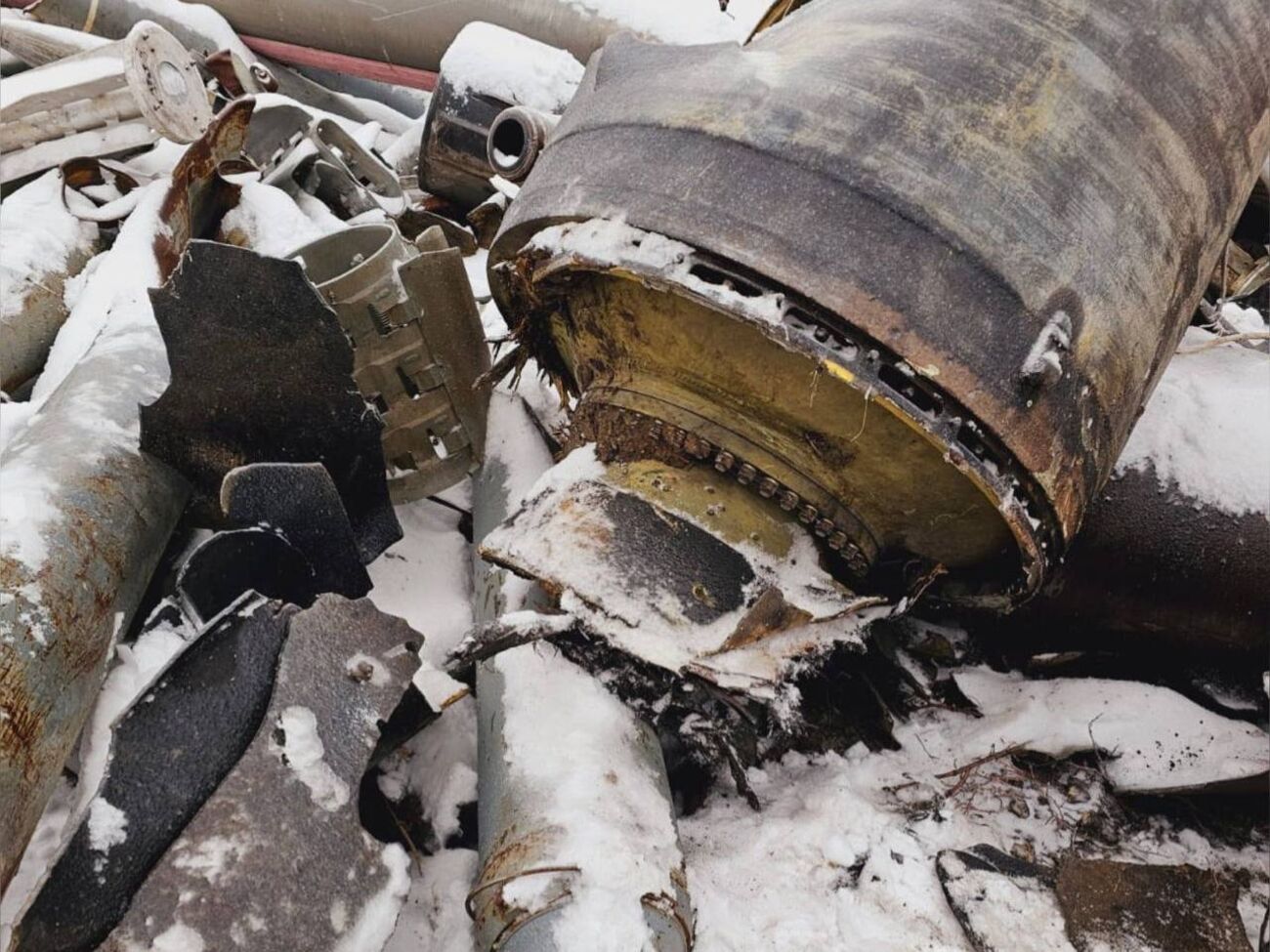 Эксперты изучают большие обломки ракеты, которую РФ запустила по Харьковской области