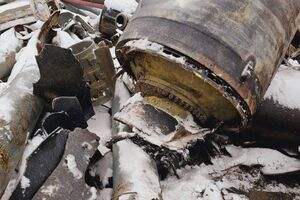 Эксперты изучают большие обломки ракеты, которую РФ запустила по Харьковской области