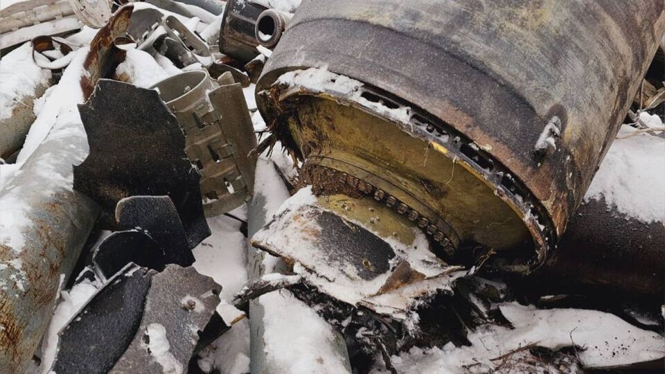 Експерти вивчають великі уламки ракети, яку РФ запустила по Харківській області