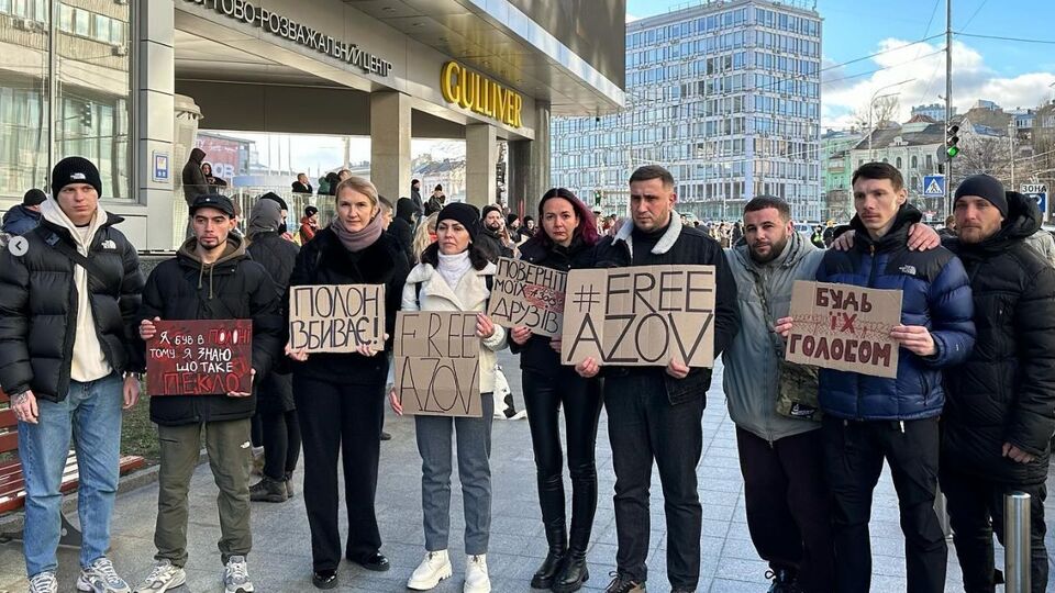 Семьи пленных защитников Мариуполя проводят акции в их поддержку