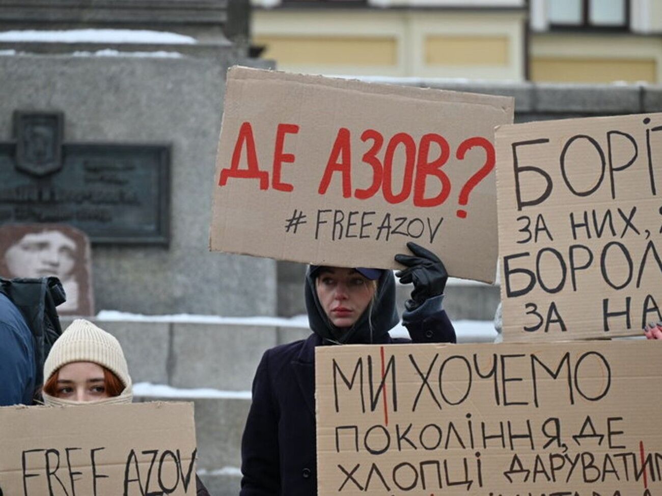 Несколько сот человек собрались в центре Киева, чтобы напомнить, что в российском плену до сих пор находятся защитники "Азовстали"