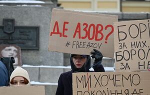 Несколько сот человек собрались в центре Киева, чтобы напомнить, что в российском плену до сих пор находятся защитники "Азовстали"