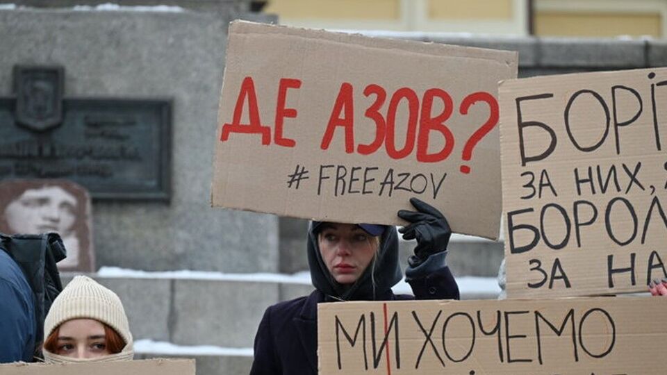 Кілька сотень людей зібралися в центрі Києва, щоб нагадати, що в російському полоні досі перебувають захисники "Азовсталі"