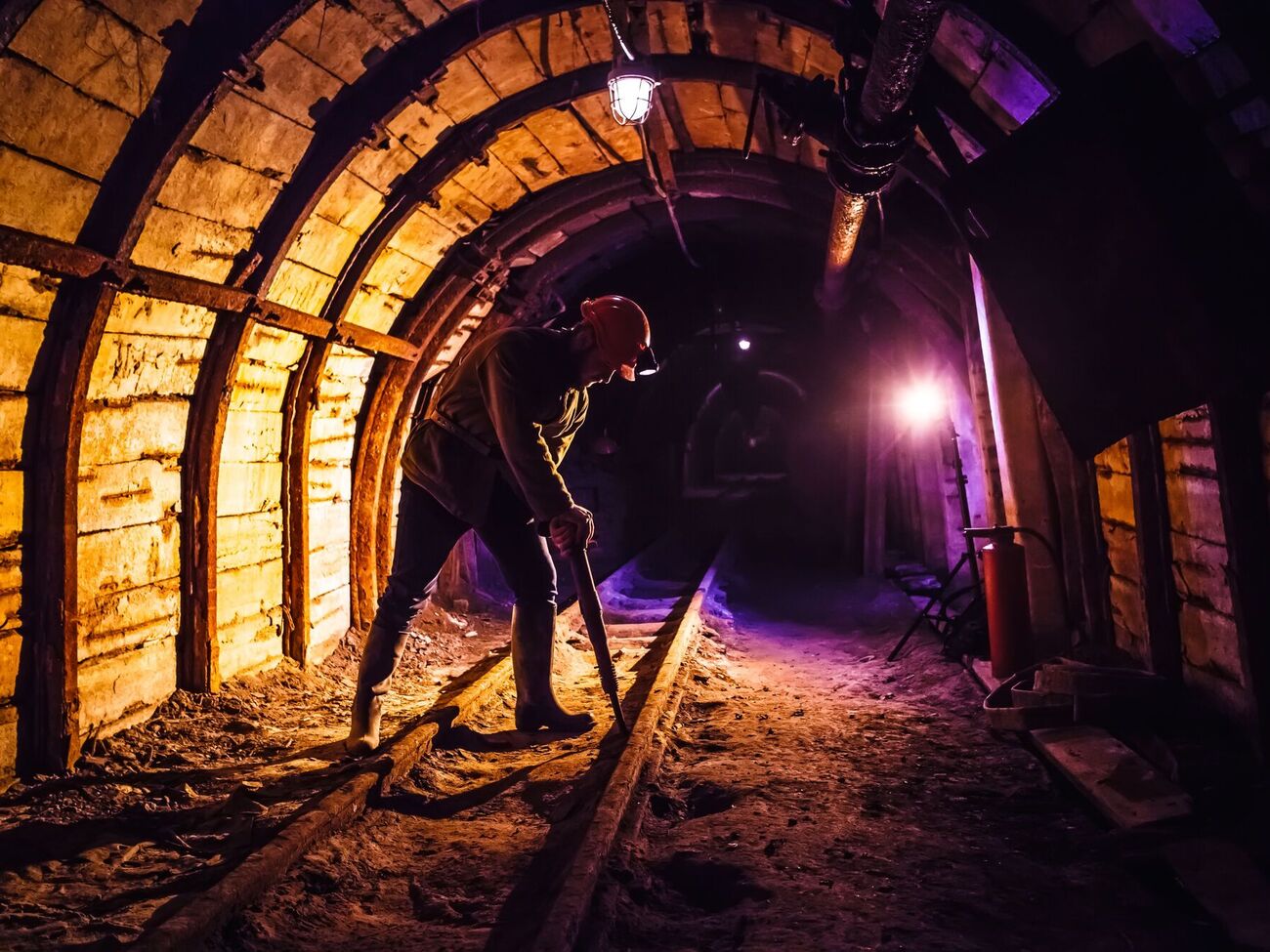 Через бойові дії було знеструмлено дві шахти у Донецькій області, в яких перебувало 18 працівників, зазначили в Міненерго