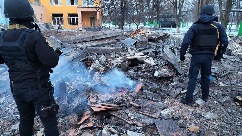 Снаряд РФ поцілив у заклад освіти в центрі Харкова