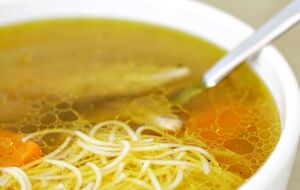 Горова порадила додавати в бульйон яєчну суміш із лимоном