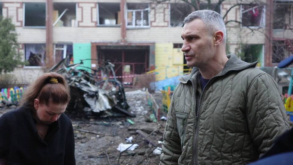 Кличко зазначив, що загалом у стаціонарах медзакладів Києва перебуває 22 постраждалі внаслідок ворожих атак