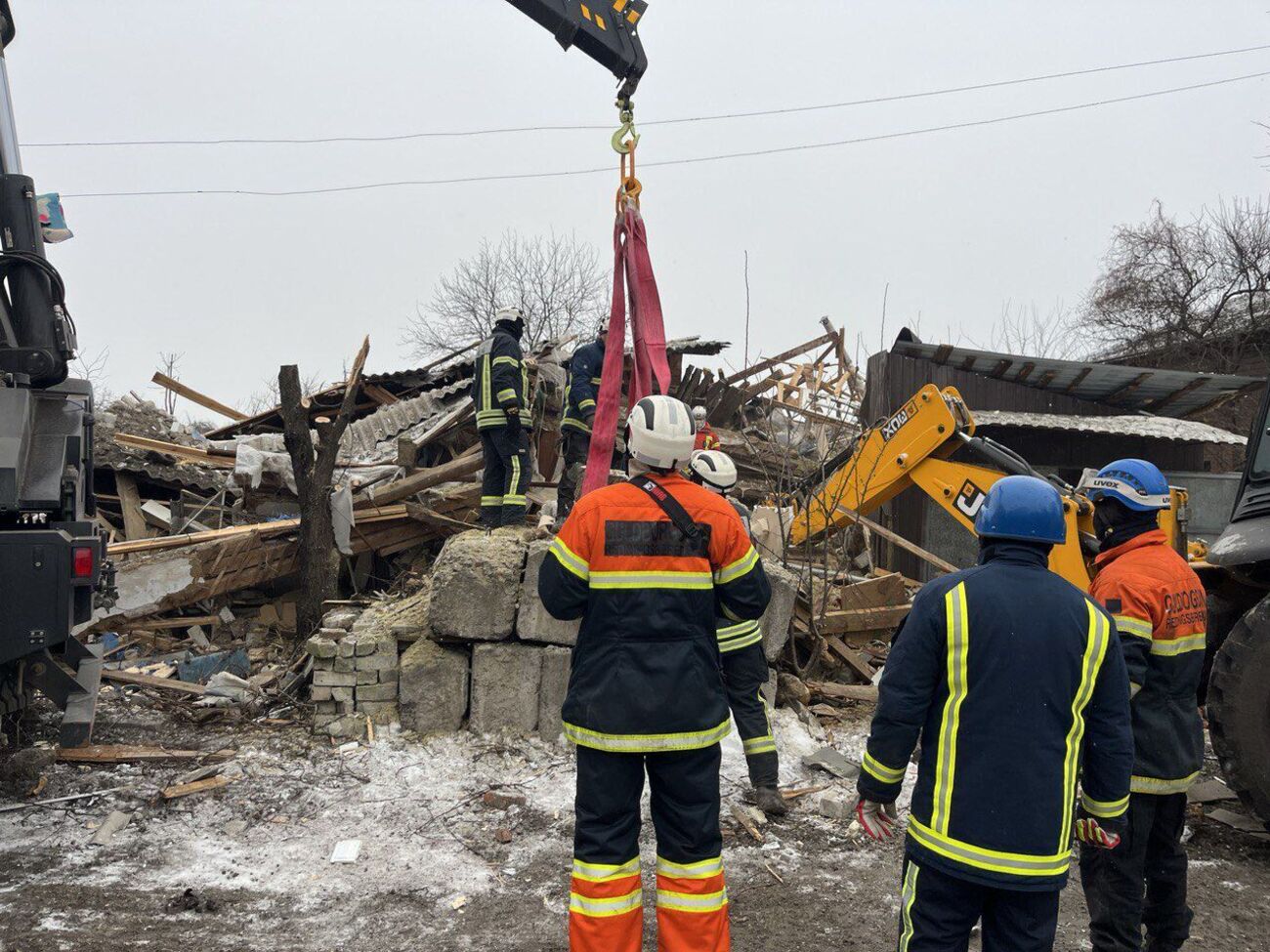 У Змієві рятувальники розбирають завали будинку, зруйнованого російською ракетою