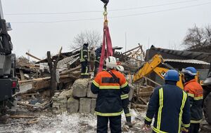 У Змієві рятувальники розбирають завали будинку, зруйнованого російською ракетою