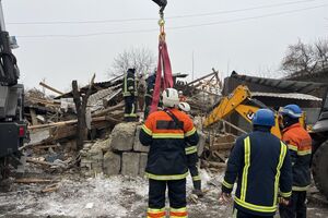 У Змієві рятувальники розбирають завали будинку, зруйнованого російською ракетою