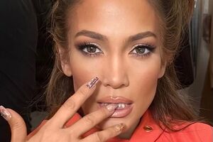 Лопес показала себе з різних ракурсів