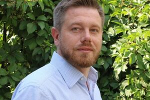 По данным источников "Цензор.НЕТ", больше всего критики со стороны нового руководства Минобороны Пикузо получил за скандал вокруг закупки более тысячи пикапов для ВСУ по завышенной стоимости