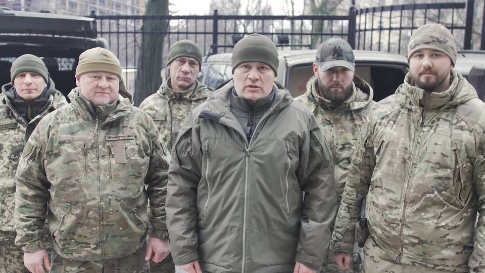 "Українська команда" передала 1 тис. індивідуальних наборів для обігріву бійцям 130-го й 204-го батальйонів тероборони Києва